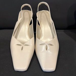 Apostrophe Beige Women’s Dress Shoe size 8 1/2M